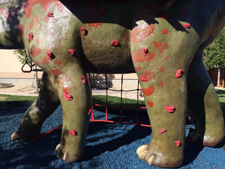 Seorang ayah membuat sebuah taman bermain yang berbentuk dinosaurus dengan berbagai fasilitasnya. Taman ini ditujukan untuk bermain anaknya kala pandemi Corona.
