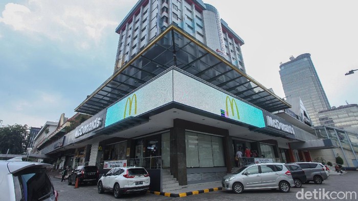 Restoran siap saji McDonalds Sarinah akan tutup permanen. Yuk lihat lagi sudut-sudut penuh cerita di gerai McD pertama di Indonesia ini.