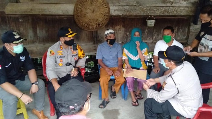 Suasana di rumah 2 ABK yang dilarung ke laut.