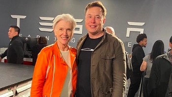 Bersama sang ibu, Maye Musk. Selamat ulang tahun, Elon Musk! Foto: Instagram @mayemusk