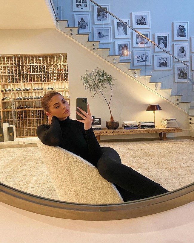 Kylie Jenner belum lama ini membeli rumah mewah di kawasan Holmby Hills, California, AS. Rumah miliaran rupiah itu memiliki tujuh kamar tidur, 14 kamar mandi. Foto: Instagram/@kyliejenner
