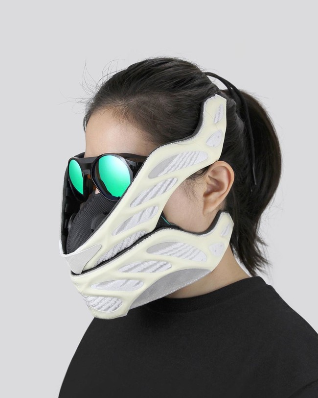 Ia pun menilai jika orang-orang kaya yang suka membeli sneakers mahal belum tentu peduli dengan lingkungan. Karena itu, diharapkan masker sneakers ini bisa menyadarkan publik.Foto: Instagram @aria.duan