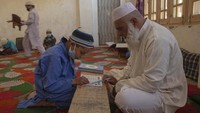 Mereka membaca satu persatu kepada seorang ustad.  