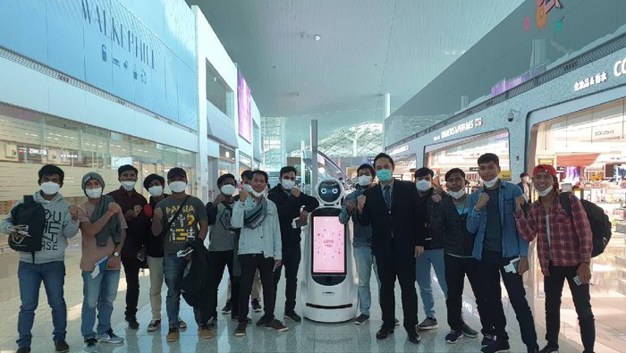 ABK WNI dari Kapal Long Xing 629 diampingi pihak KBRI Seoul, di Bandara Incheon. (Dok KBRI Seoul)