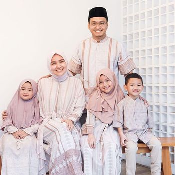 10 Ide Baju Sarimbit Kompakan Dengan Keluarga Saat Lebaran