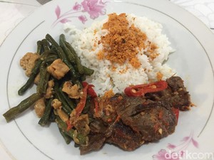 Enak Dibungkus: Paru Cabe Merah dan Dadar Telur Bebek Racikan Chef Renatta
