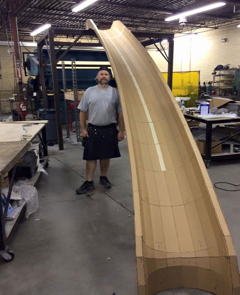 Seorang ayah membuat sebuah taman bermain yang berbentuk dinosaurus dengan berbagai fasilitasnya. Taman ini ditujukan untuk bermain anaknya kala pandemi Corona.