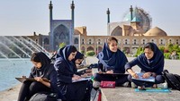 Di masa lalu, Isfahan pernah menjadi salah satu kota terbesar di dunia. Kehadiran para pedagang dan seniman Eropa, juga diplomat yang ingin beraliansi dengan Persia untuk menghadapi bangsa Ottoman, membuat kota ini layaknya sebuah kosmopolitan. Bahkan, sebelum Paris menjadi kota mode dunia, Isfahan telah menjadi pusat perkembangan mode dengan bursa tekstil dan karpet Persia yang tersohor. Thomas Schulze/picture alliance via Getty Images
