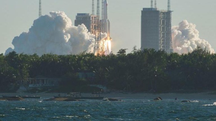 Peluncuran pesawat ruang angkasa China pada Selasa (5/5) lalu (AFP)