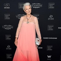Maye Musk yang memiliki saudari kembar Kaye, terlahir dari orangtua yang memiliki bisnis terapi chiropractic. Kedua orangtuanya menumbuhkan jiwa petualang dalam dirinya. Seperti dikutip dari townandcountrymag, saat Maye berusia empat tahun, kedua orangtuanya membawanya keliling dunia dengan pesawat yang mereka beli. Foto: Getty Images