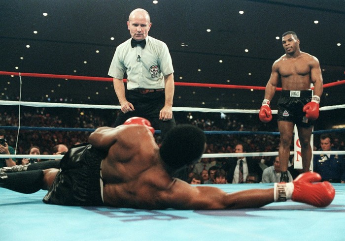 (TO GO WITH AFP STORY-BOXUS-TYSON-BERBICK
Challenger Mike Tyson (R) looks down at his opponent, champion Trevor Berbick as referee Mills Lane (C) begins the count, after knocking him to the canvass in this 22 November, 1986 file photo during their WBC Heavyweight title bout in Las Vegas, NV. Tyson at the age of 20, KOd Berbick in the second round to become the youngest ever heavyweight champion of the world.Twenty years after Mike Tyson battered Trevor Berbick to become the youngest heavyweight world champion in history, the 