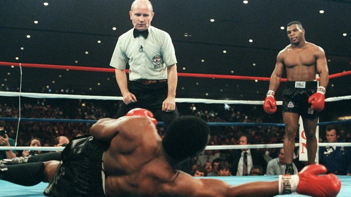 (TO GO WITH AFP STORY-BOXUS-TYSON-BERBICK
Challenger Mike Tyson (R) looks down at his opponent, champion Trevor Berbick as referee Mills Lane (C) begins the count, after knocking him to the canvass in this 22 November, 1986 file photo during their WBC Heavyweight title bout in Las Vegas, NV. Tyson at the age of 20, KOd Berbick in the second round to become the youngest ever heavyweight champion of the world.Twenty years after Mike Tyson battered Trevor Berbick to become the youngest heavyweight world champion in history, the 