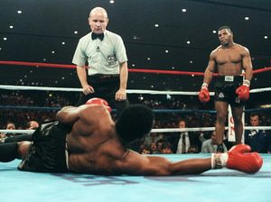 Mike Tyson Kembali Naik Ring, Ini Deretan Duelnya yang Kontroversial