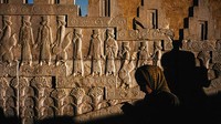 Terakhir adalah situs arkeologi kuno Persepolis. Kata Persepolis berasal dari bahasa Yunani yang artinya kota orang Persia. Sedangkan dalam bahasa Persia tempat in dinamakan Takht-e Jamshid yang artinya tahta jamshid. Jamshid sendiri memiliki makna sebagai nama raja Persia di zaman kuno peneliti berkebangsaan Iran, menceritakan bahwa Darius Agung seorang  salah satu kaisar dari kekaisaran Persia kuno, mendeklarasikan undang-undang HAM (Hak Asasi Manusia) di kota tersebut lebih dari 2.500 tahun yang lalu di Persepolis. Derek Hudson/Getty Images