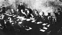Seperti diketahui, tanggal 7 Mei 1945 jadi tanggal yang bersejarah dalam masa-masa Perang Dunia II. Di tanggal tersebut, tepatnya di markas besar Jenderal Dwight D. Eisenhower yang berada di kawasan Reims, Prancis, delegasi Jerman menyetujui penyerahan tanpa syarat kepada sekutu. AP Photo/File.
