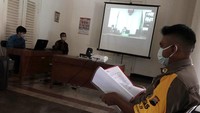 Petugas Polisi Pamong Praja memberikan kesaksian pada sidang kasus tindak pidana ringan pelanggaran perda penggunaan masker di Pendopo Kecamatan Banyumas, Banyumas, Jateng.