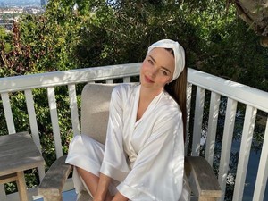 Hanya Pakai Baju Tidur, Kecantikan Miranda Kerr Dipuji Bak Bidadari