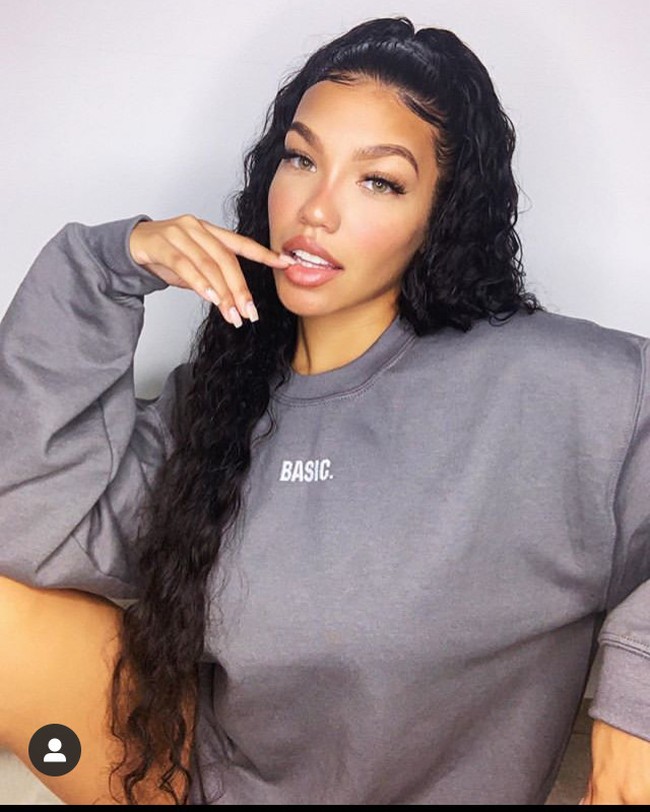 Pengguna media sosial juga menyarankan bahwa bagian bawah baju renang yang dikenakan oleh Tiona tak berguna karena hampir tak menutupi apapun. Foto: dok. Instagram