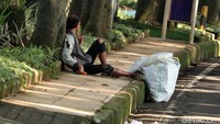 Kepala Dinas Sosial dan Penanggulangan Kemiskinan (Dinsosnagkis) Tono Rusdiantono Hendroyono mengatakan, PMKS tersebut masuk dengan memanfaatkan akses yang luput dari PSBB.