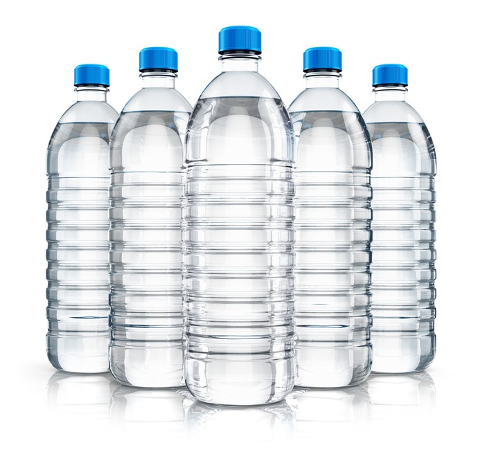 Botol plastik air mineral bagian bawahnya cenderung lebih datar.