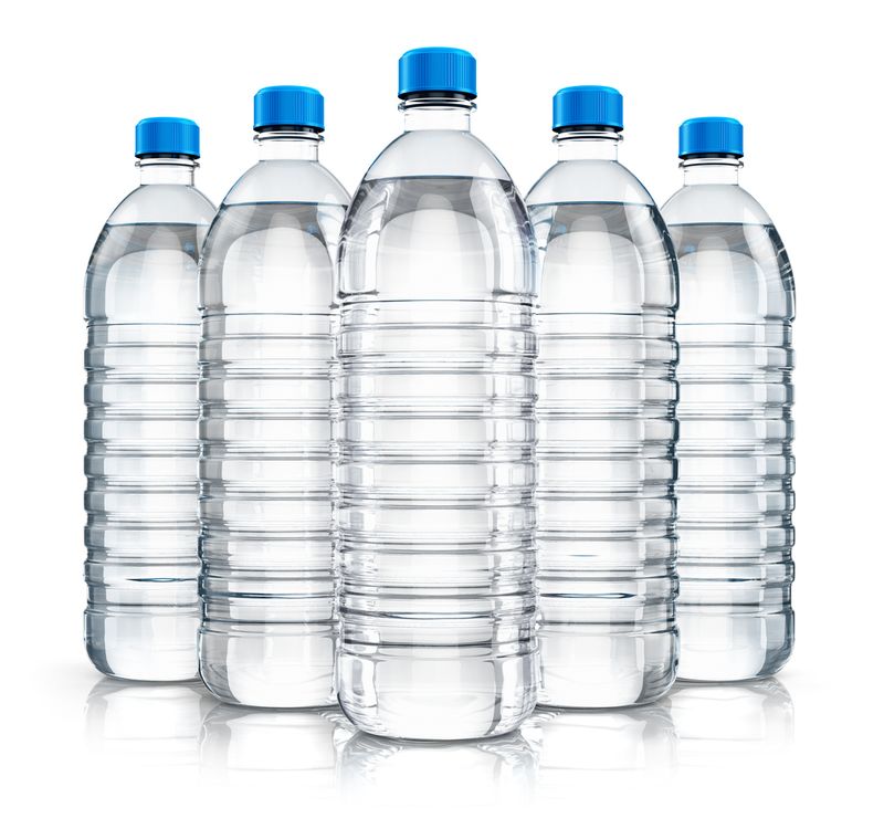 Botol plastik air mineral bagian bawahnya cenderung lebih datar.