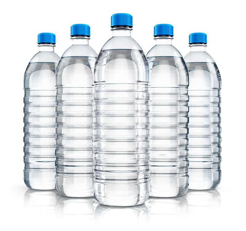 Botol plastik air mineral bagian bawahnya cenderung lebih datar.