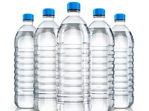 Ilmuwan Ungkap Bahaya Minum Air Mineral dari Botol Plastik