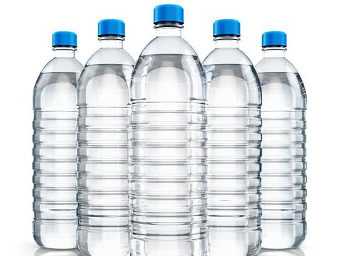 Botol plastik air mineral bagian bawahnya cenderung lebih datar.