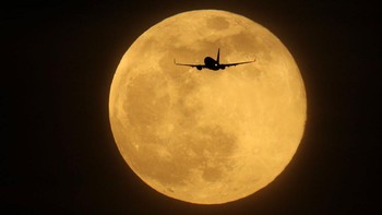 Keindahan bulan purnama besar atau Supermoon menjadi fenomena terakhir di tahun 2020 Ini juga terlihat jelas hampir di berbagai seluruh penjuru dunia. Ini salah satunya. Getty Images/Dan Kitwood