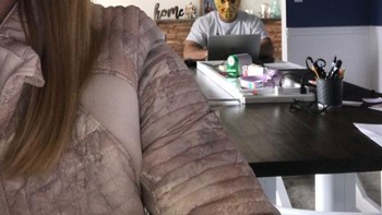 Dia kerap melakukan meeting online menggunakan Zoom. Foto: Cara Fields