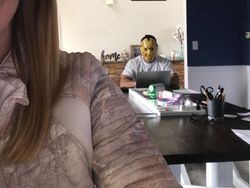 Aksi Kocak Suami Zoom Bombing Istri Saat Meeting