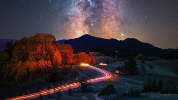 Menemukan lokasi yang ideal, membuat komposisi yang baik, dan mulai memotret, menghabiskan beberapa jam di bawah langit malam, sendirian. Hal tersebut menjadi sangat berharga. Istimewa/Dok. Boredpanda/Mihail Minkov.