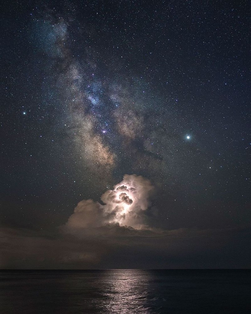 Keindahan Bima Sakti memang tidak bisa dilihat dengan mata telanjang, namun melalui karya-karya berikut ini kita bisa melihat betapa menakjubkannya langit malam