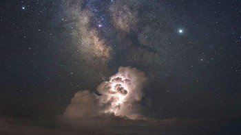 Pada tahap ini, di mana rahasia dari langit malam menampakkan diri, dan kita dapat menghargai keindahannya yang tak terbatas, seperti inti Bima Sakti. Istimewa/Dok. Boredpanda/Mihail Minkov.