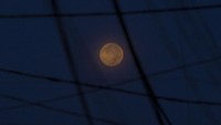 Dimana pada hari Rabu bulan terlihat dititik perigee pada pukul 10.03 WIB dan memasuki waktu puncak purnama pada Kamis (7/5) pada pukul 17.45 WIB. Rifkianto Nugroho/detikcom