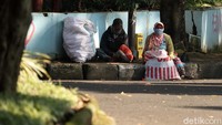Menurut Kepala Dinas Sosial dan Penanggulangan Kemiskinan (Dinsosnagkis) Tono Rusdiantono penanganan PMKS akan lebih sulit di tengah pandemi seperti ini karena harus memperhatikan protokol kesehatan yang ketat. Pasalnya, dikhawatirkan terjadi penularan COVID-19.  