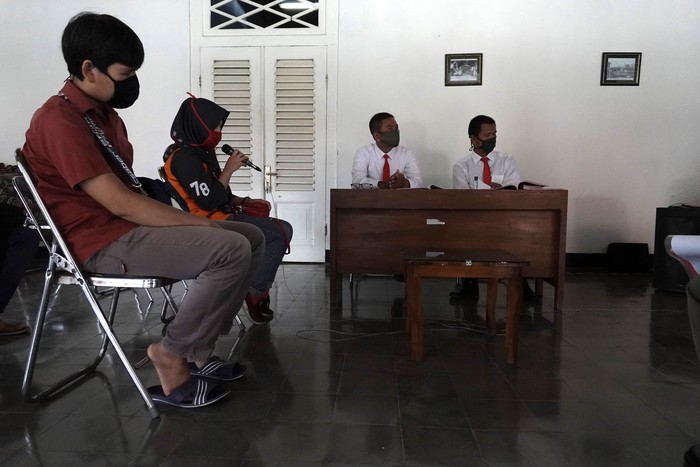 Sejumlah terdakwa kasus tindak pidana ringan pelanggaran perda penggunaan masker di Kabupaten Banyumas mengikuti proses sidang secara online di Pendopo Kecamatan Banyumas, Banyumas, Jateng, Jumat (8/5/2020). Perda Nomor 2 Tahun 2020 Tentang Pencegahan dan Penanggulangan Penyakit di Kabupaten Banyumas merupakan perda pertama di Indonesia yang mewajibkan penggunaan masker di ruang terbuka dan tempat umum dengan ancaman denda atau kurungan selama tiga bulan, dalam rangka pencegahan wabah COVID-19. ANTARA FOTO/Idhad Zakaria/pras.