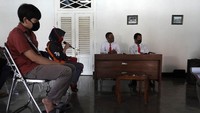Sejumlah terdakwa kasus tindak pidana ringan pelanggaran perda penggunaan masker di Kabupaten Banyumas mengikuti proses sidang secara online di Pendopo Kecamatan Banyumas, Banyumas, Jateng, Jumat (8/5/2020).