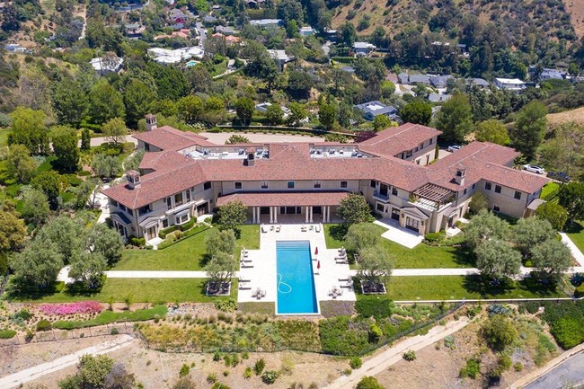 Rumah mewah tersebut berada di kawasan elite Beverly Hills, Los Angeles, California. Harganya mencapai US$ 18 juta atau sekitar Rp 270 miliar. (Foto: Instagram/@clintbrewerphotography)