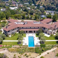 Rumah mewah tersebut berada di kawasan elite Beverly Hills, Los Angeles, California. Harganya mencapai US$ 18 juta atau sekitar Rp 270 miliar. (Foto: Instagram/@clintbrewerphotography)