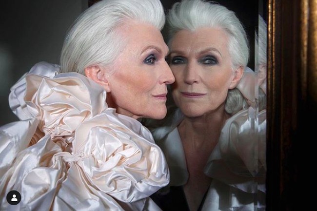 Maye Musk pernah menorehkan rekor sebagai wanita berusia di atas 60 tahun pertama yang didapuk sebagai bintang iklan CoverGirl. Siapa sangka, setelah bertahun-tahun mengidolakan para model Covergil yang cantik, aku menjadi bagian dari mereka di usia 69? Ini bukti agar jangan pernah menyerah. Terima kasih CoverGirl sudah menyertakanku di kelompok yang beragam ini, tulis Maye di Instagram.  Foto: Instagram @mayemusk