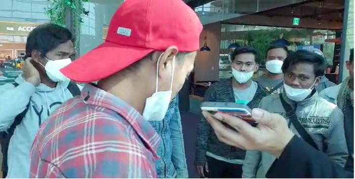 Para ABK WNI saat ditelepon Menlu Retno di Bandara Incheon, sebelum berangkat pulang ke RI. (Dok Istimewa)