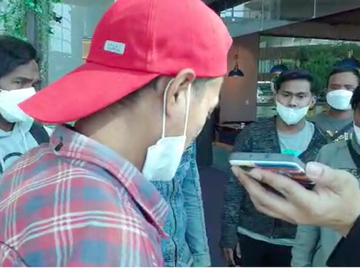 Para ABK WNI saat ditelepon Menlu Retno di Bandara Incheon, sebelum berangkat pulang ke RI. (Dok Istimewa)
