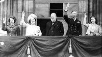 Perdana Menteri Inggris Winston Churchill bersama Putri Elizabeth, Ratu Elizabeth, Raja George VI, dan Putri Margaret, melambaikan tangan kepada warga yang berkumpul di depan Istana Buckingham, London, untuk merayakan Hari Kemenangan di Eropa pada tanggal 8 Mei 1945 silam. AP Photo, File.
