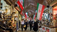 Selanjutnya adalah pasar Tabriz. Pasar indoor terbesar di dunia bernama Tabriz Bazaar. Pasar ini diperkirakan memiliki koridor sepanjang 5,5 km yang dipenuhi pedagang. Hermes Images/AGF/Universal Images Group via Getty Images