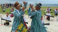 Pada dasarnya kegiatan penyebaran agama Islam di Indonesia dilakukan dengan cara damai dan santun. Namun, tidak jarang para ulama mendapat teror dari orang-orang yang tidak menyukai kegiatan dakwah agama Islam di Indonesia. Oleh karena, itu para ulama membekali dirinya dengan ilmu beladiri untuk mengatasi hal tersebut. Adek Berry/AFP via Getty Images