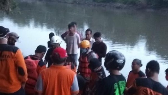 Tim SAR Sukoharjo dan gabungan mengevakuasi korban pemuda yang loncat ke Bengawan Solo, Jumat (8/5/2020).