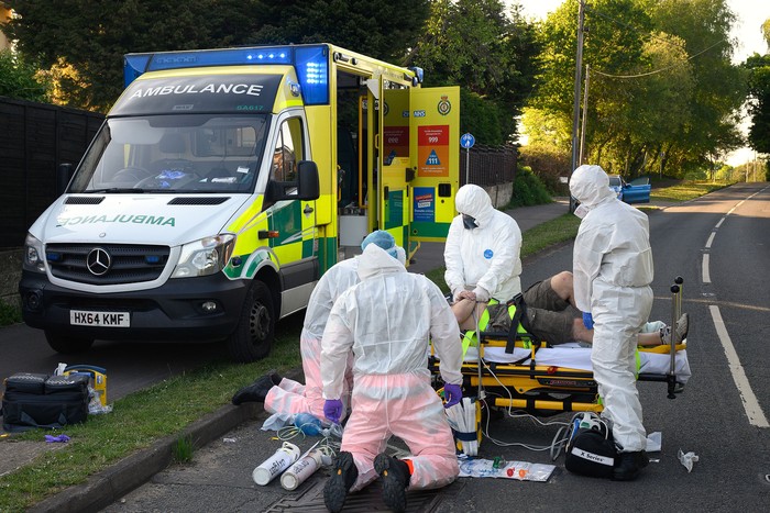 Hingga kini Inggris memiliki 207 ribu kasus COVID-19 dan tertinggi keempat dunia. Tak ayal, petugas ambulans pun tampak sangat sibuk lalu lalang menjemput para pasien yang terjangkit Corona.