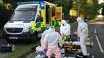 Potret Kesibukan Petugas Ambulans COVID-19 di Inggris