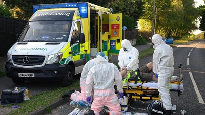 Potret Kesibukan Petugas Ambulans COVID-19 di Inggris